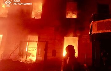 Росіяни атакували Корабельний район Херсона: постраждали троє людей (фото) Росіяни атакували Корабельний район Херсона: постраждали троє людей (фото)