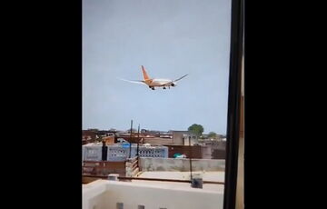 В сети показали кадры падения пассажирского самолета в Индии В сети показали кадры падения пассажирского самолета в Индии