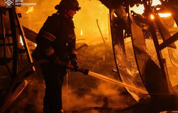 Россияне обстреляли рынок в центре Херсона: выгорело 600 кв.м. Россияне обстреляли рынок в центре Херсона: выгорело 600 кв.м.