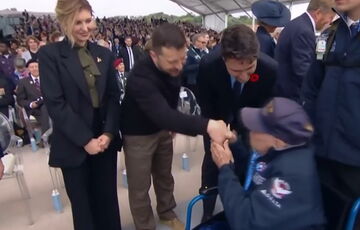 На праздновании 80-летия ”D-Day” ветеран Второй мировой попытался поцеловать руку Зеленскому: видео На праздновании 80-летия ”D-Day” ветеран Второй мировой попытался поцеловать руку Зеленскому: видео