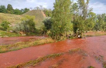 Вода в реке Ингулец побагровела после российского удара по дамбе: фото Вода в реке Ингулец побагровела после российского удара по дамбе: фото
