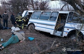 В Днепропетровской области автобус въехал в дерево В Днепропетровской области автобус въехал в дерево