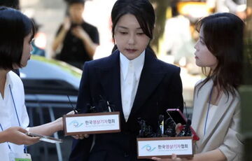 У Південній Кореї слідом за колишнім президентом заарештовано його дружину Кім Кон Хі