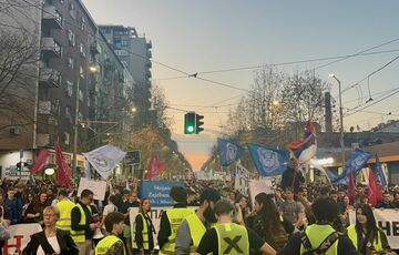 В Сербии протестующие заблокировали национальное радио и телевидение: вспыхивают стычки с копами В Сербии протестующие заблокировали национальное радио и телевидение: вспыхивают стычки с копами