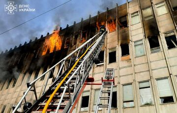 В ГСЧС показали первые кадры последствий удара по Харькову