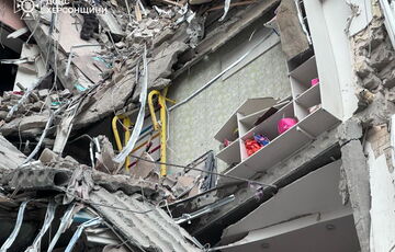 В Херсоне возобновили поисковые работы на месте разрушенного российской авиабомбой дома: фото В Херсоне возобновили поисковые работы на месте разрушенного российской авиабомбой дома: фото