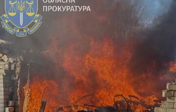 Россияне обстреляли Херсон: сгорел склад с гуманитарной помощью (фото) Россияне обстреляли Херсон: сгорел склад с гуманитарной помощью (фото)