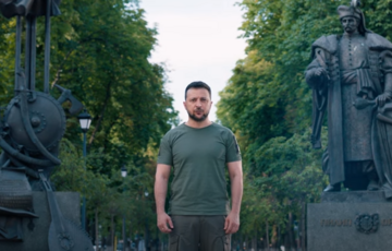 ”Будем биться за каждый метр нашей земли”: Зеленский поздравил украинцев с Днем Конституции