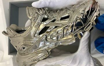 Balenciaga показала миру кроссовок за 5 тысяч евро Balenciaga показала миру кроссовок за 5 тысяч евро