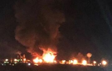 Через атаку дронів у Новошахтинську загорівся нафтопереробний завод Через атаку дронів у Новошахтинську загорівся нафтопереробний завод