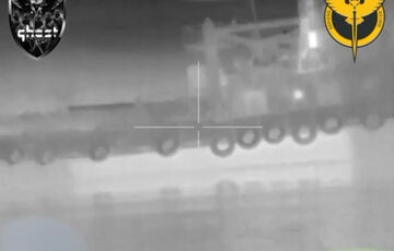 Спецназівці ГУР показали кадри знищення російського буксиру: відео Спецназівці ГУР показали кадри знищення російського буксиру: відео