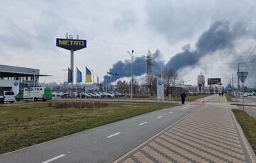 У Києві на Подолі спалахнула масштабна пожежа: перші кадри