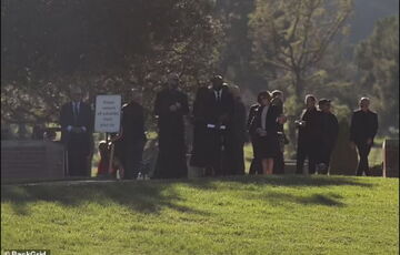 Не было сухих глаз: в Лос-Анджелесе простились с Мэттью Перри (фото)