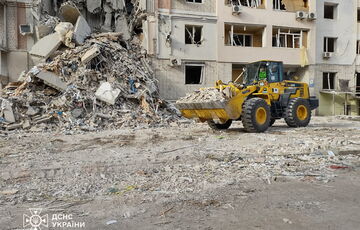 Разбор завалов жилого дома в Херсоне приостановлен из-за угрозы повторных обстрелов Разбор завалов жилого дома в Херсоне приостановлен из-за угрозы повторных обстрелов