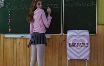 Наша ошибка: в Укрпочте извинились за скандальную рекламу со школьницей
