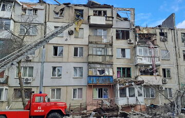 В Покровске из-под завалов жилого дома достают людей: фото В Покровске из-под завалов жилого дома достают людей: фото