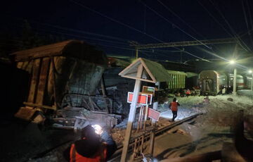 В России пассажирский поезд столкнулся с грузовым: фото, видео