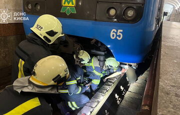 В киевском метро погибла женщина: она попала под поезд (фото)