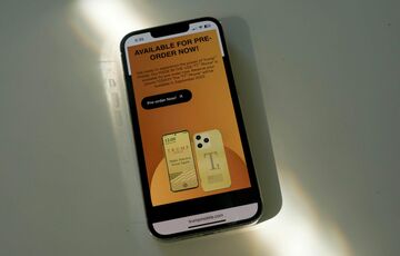 Trump Mobile: компанія Трампа вже відмовилася від заяви, що ”золотий” смартфон буде зроблено в США Trump Mobile: компанія Трампа вже відмовилася від заяви, що ”золотий” смартфон буде зроблено в США