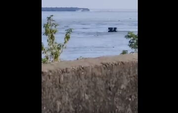 Россияне подорвали машинный зал Каховской ГЭС: станция ушла под воду (видео)