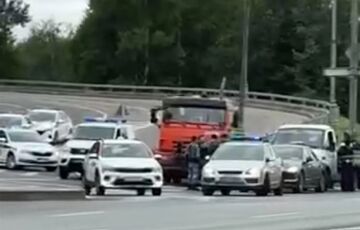 Силовики начали оперативно возводить оборонительные вооружения на подходах к Москве Силовики начали оперативно возводить оборонительные вооружения на подходах к Москве