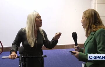 ”Чому б вам не повернутися до своєї країни?!”: скандальна республіканка послала британську журналістку ”Чому б вам не повернутися до своєї країни?!”: скандальна республіканка послала британську журналістку