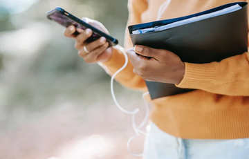 Лишний вес, изогнутая шея, кривые пальцы: как из-за смартфонов будут выглядеть люди в будущем