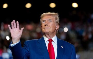 Трамп лідирує у всіх хитких штатах