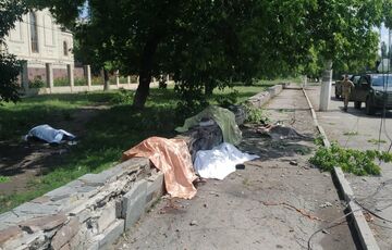 Восемь человек погибли при обстреле остановки в Торецке (фото) 