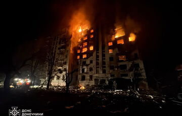 У Покровську через російський обстріл згоріла 9-поверхівка: фото