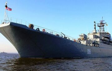 Через шторм усі російські кораблі виведені з Чорного моря Через шторм усі російські кораблі виведені з Чорного моря