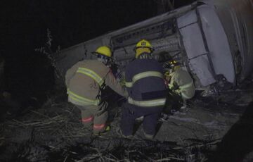 В Мексике пассажирский автобус сорвался со скалы В Мексике пассажирский автобус сорвался со скалы