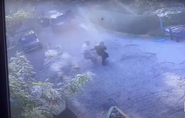 Під Одесою поліцейські двічі переїхали жінку та кинули її вмирати: відео Під Одесою поліцейські двічі переїхали жінку та кинули її вмирати: відео