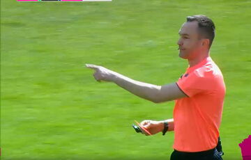 Колишній голкіпер збірної України отримав свою першу червону картку: відео