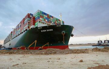 Контейнеровоз Ever Given вдалося зрушити з мілини в Суецькому каналі - ВІДЕО