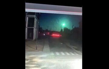 У небі над Україною помітили яскравий блакитний спалах: відео