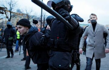 Били палицями і електрошокерами: протести на підтримку Навального в Росії розігнали силовики