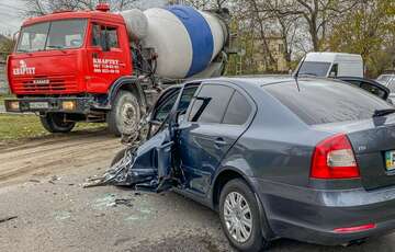 У Дніпрі водій легковика заснув за кермом і врізався у вантажівку