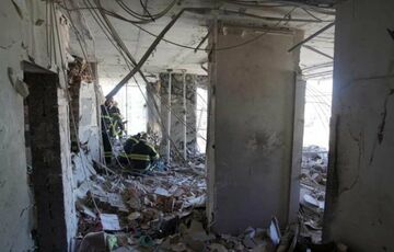 Киевляне за свои деньги начали восстанавливать разрушенный из-за ракетного удара дом  Киевляне за свои деньги начали восстанавливать разрушенный из-за ракетного удара дом