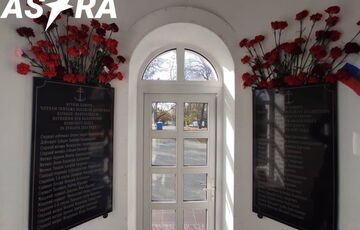 В России открыли мемориальную доску с именами погибших на БДК ”Новочеркасск”, которые официально не погибали