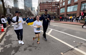 13-річна українка, яка втратила обидві ноги під час обстрілу Краматорська, взяла участь у Бостонському марафоні