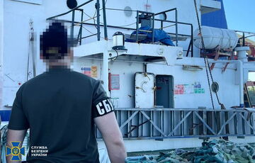 Біля узбережжя Одеси затримали вантажне судно та його капітана - він вивозив крадене українське зерно через Крим Біля узбережжя Одеси затримали вантажне судно та його капітана - він вивозив крадене українське зерно через Крим