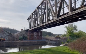 В Ирпень запустили первый пассажирский поезд, мост заработал: видео