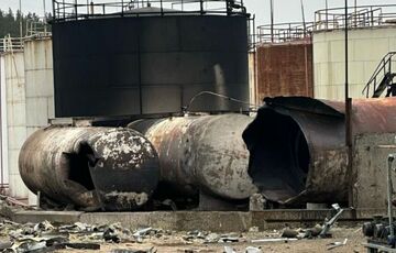 Россияне дронами уничтожили НПЗ в Харьковской области