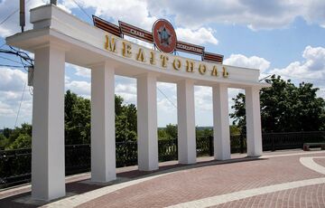 Російські окупанти побудували кілька ліній оборони довкола Мелітополя Російські окупанти побудували кілька ліній оборони довкола Мелітополя