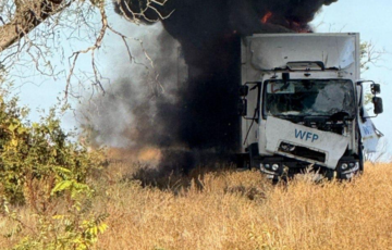 Росіяни вдарили по машинах гуманітарної допомоги у Херсонській області Росіяни вдарили по машинах гуманітарної допомоги у Херсонській області
