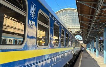 Низка поїздів в Україні затримується через російську ракетну атаку Низка поїздів в Україні затримується через російську ракетну атаку