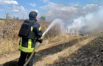 Херсон затянуло дымом из-за масштабного пожара, который вспыхнул после очередного российского обстрела Херсон затянуло дымом из-за масштабного пожара, который вспыхнул после очередного российского обстрела
