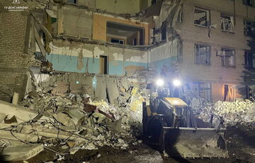 В Селидово под завалами больницы нашли тело: фото