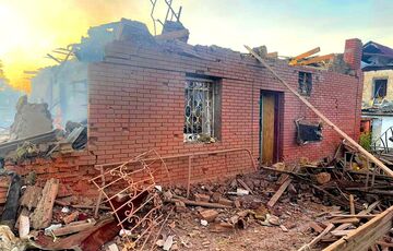 Удар по Бериславу: под обломками дома обнаружили тело женщины